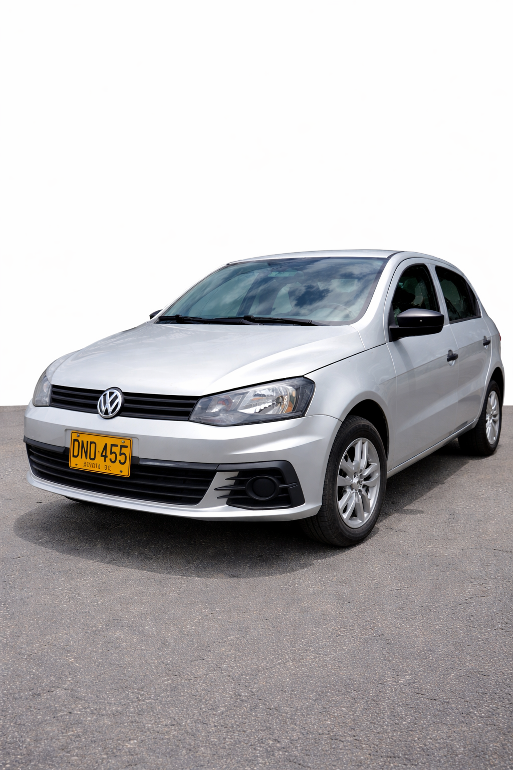 Volkswagen Gol en fondo blanco
