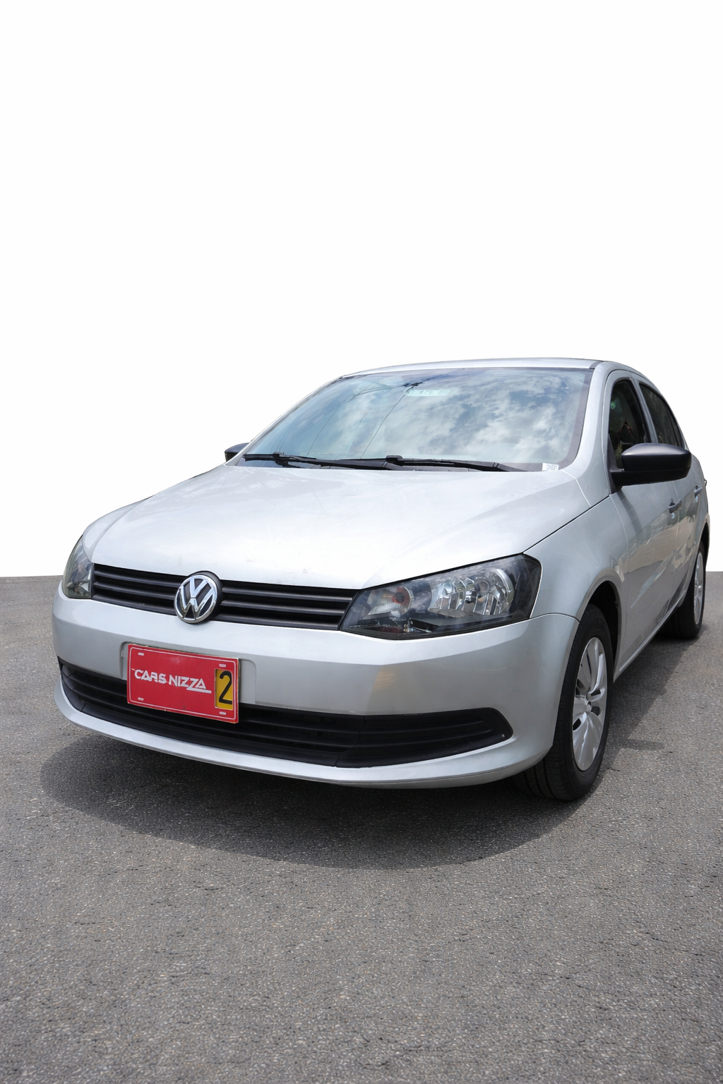 Volkswagen plateado en ángulo tres cuartos